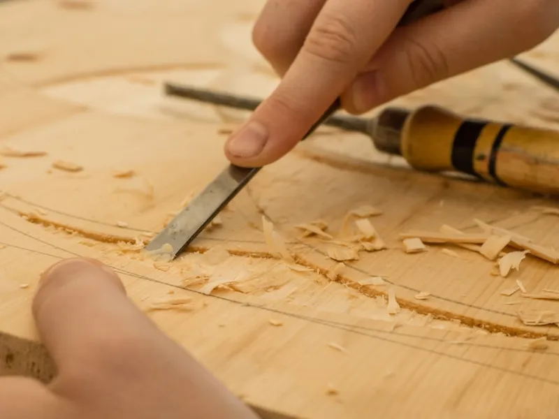 Chạm khắc gỗ thủ công