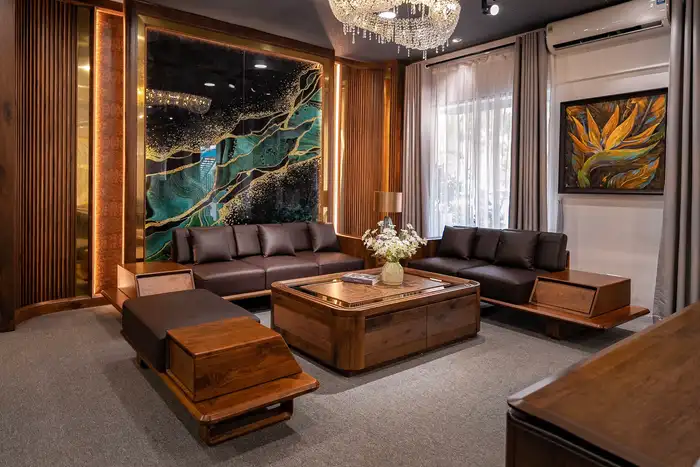 Phòng khách sang trọng với sofa da nâu, vách đá xanh ngọc và đèn chùm pha lê