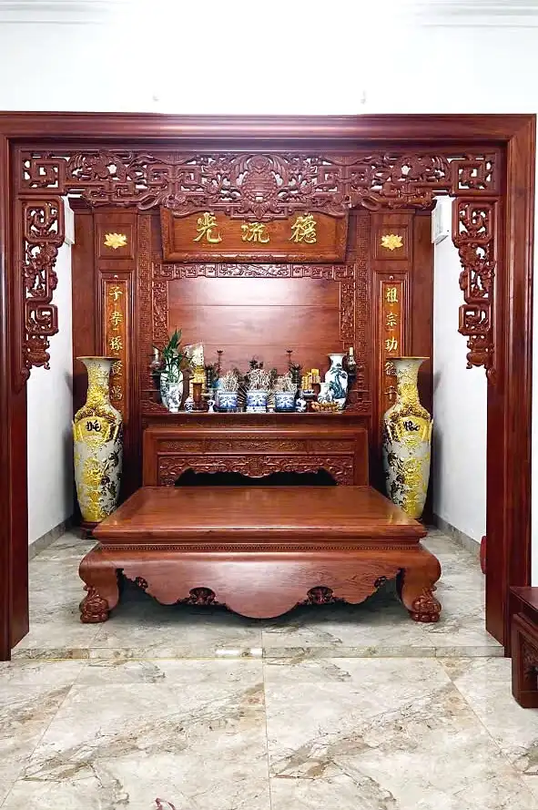 Không gian thờ ấm cúng với án thờ và đôi bình gốm lớn hai bên