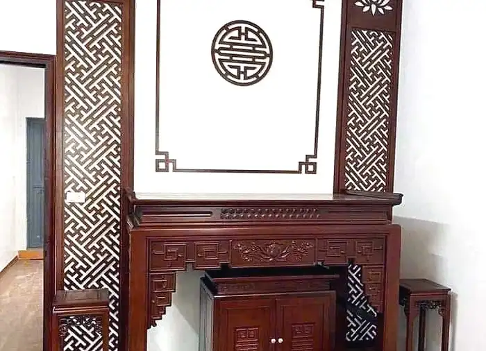 Không gian thờ đối xứng với vách chạm hoa sen và chữ Thọ