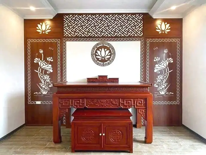 Không gian thờ đối xứng với vách chạm hoa sen hai bên