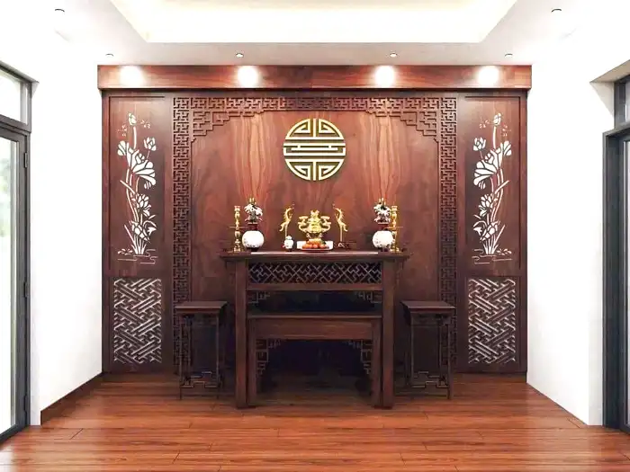 Không gian thờ ấm cúng với ba chữ Phúc Lộc Thọ dát vàng và trần hắt sáng