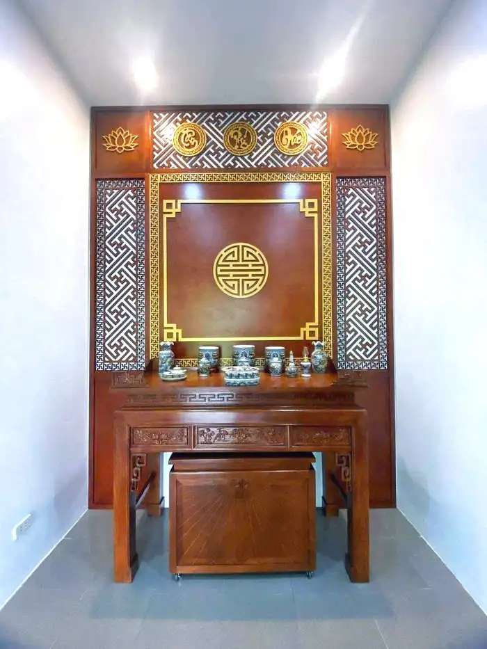 Không gian thờ gọn gàng với vách chạm khắc chữ Phúc dát vàng