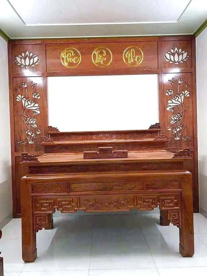 Không gian thờ tối giản với vách chạm hoa sen và sàn gỗ