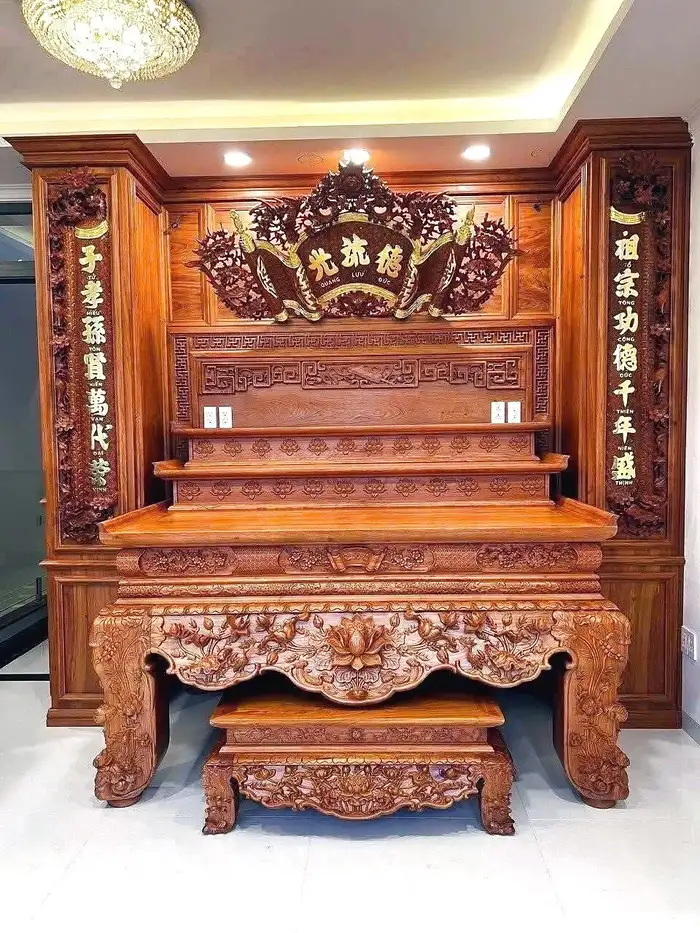Không gian thờ uy nghi với cửa võng chạm nổi, câu đối và đèn chùm