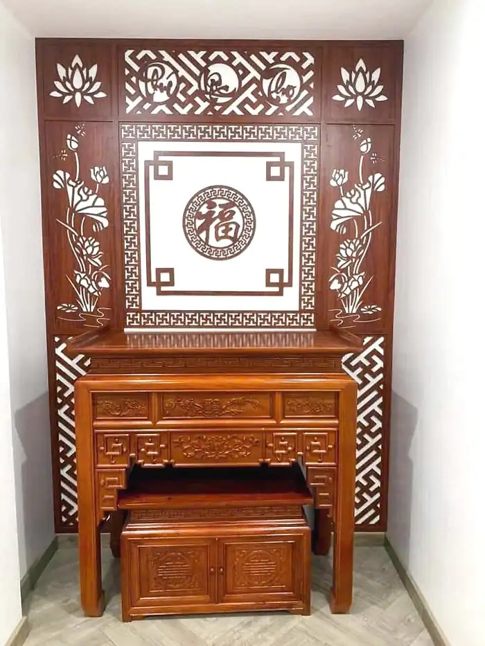Không gian thờ nhỏ gọn với phào chỉ hoa sen và chữ Phúc