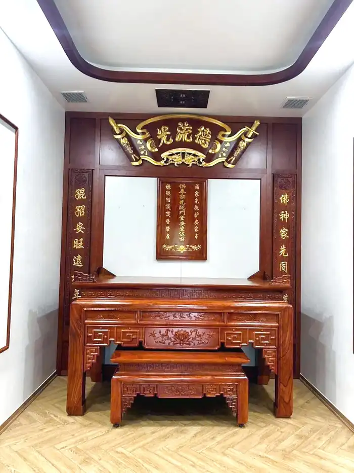 Toàn cảnh không gian thờ trang trọng với cửa võng chạm nổi và cột câu đối