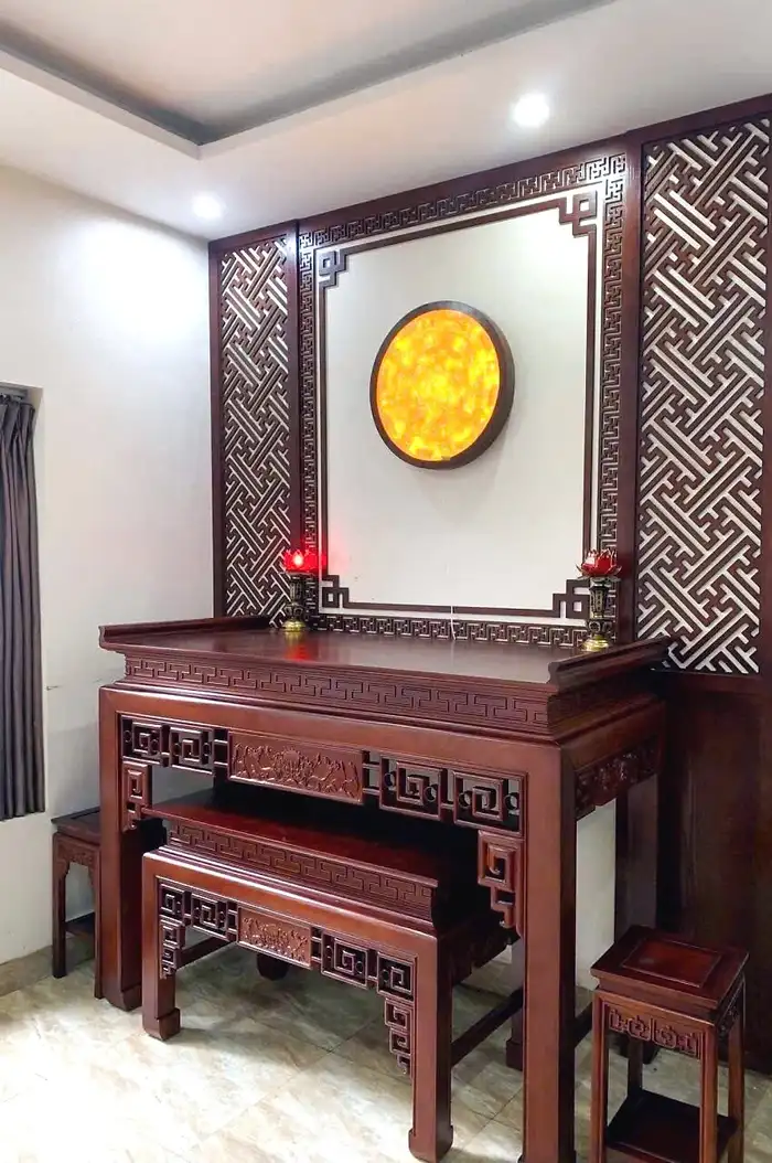 Không gian thờ hiện đại với đèn led tròn sau vách và ghế thờ đi kèm