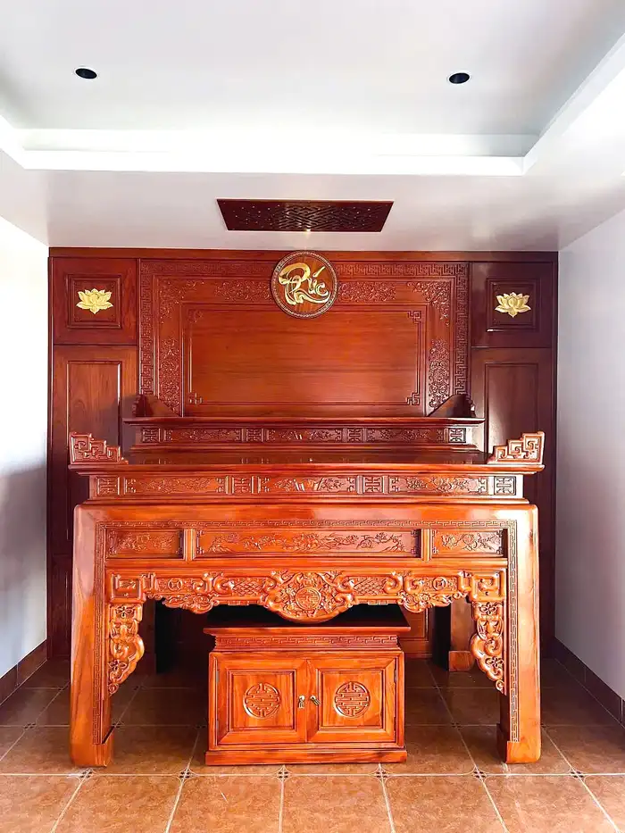 Không gian thờ gọn gàng với đèn hắt tròn và chữ Phúc dát vàng phía sau bàn thờ