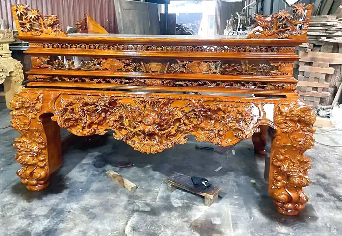 Ảnh thực tế bộ bàn thờ gỗ chạm khắc rồng tại xưởng sản xuất