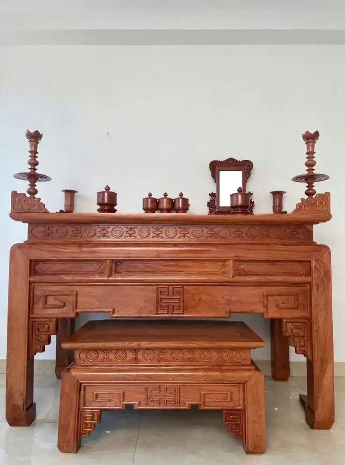 Bàn thờ gỗ chạm khắc tinh xảo với đầy đủ đồ thờ và ghế thờ đi kèm