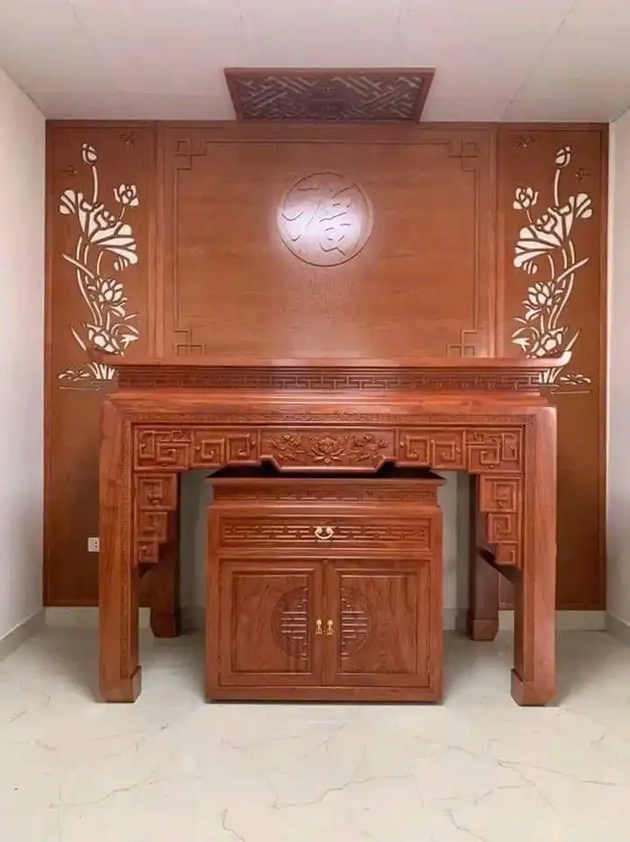 Phòng thờ chạm khắc chữ Phúc với tủ thờ liền bàn thờ gỗ