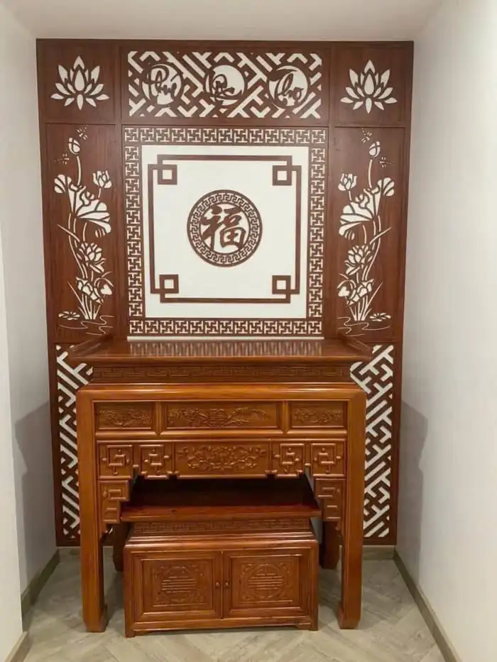 Phòng thờ chạm khắc hoa sen và chữ Phúc dát trên vách gỗ